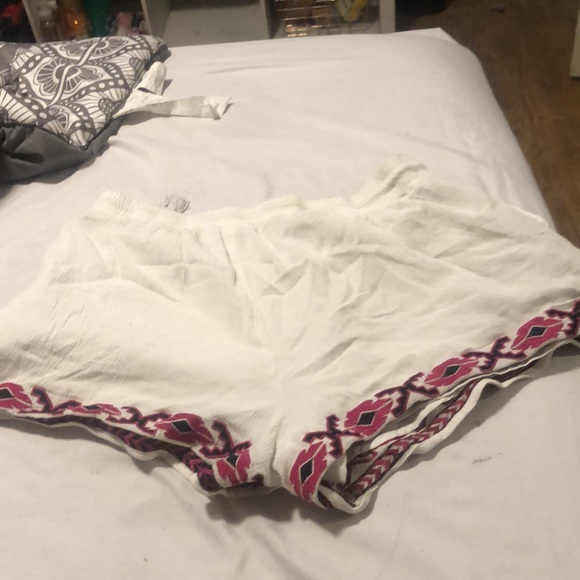 White cute shorts from forever 21. - Picture 2 of 2